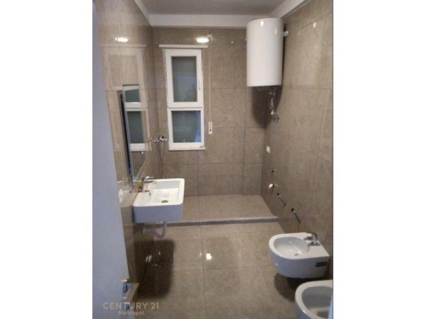 Tirane, shes Vile 2+1 Kati 2, 414 m² 600.000 € (Farke)