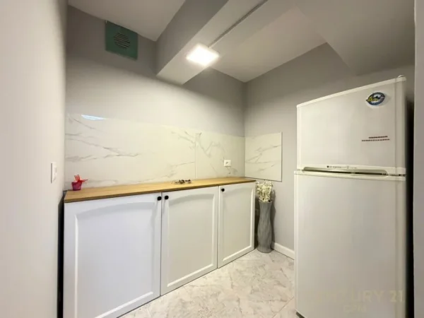 Tirane, jepet me qera ambjent biznesi Kati 1, 58 m² 800 € (Sheshi Skenderbej)