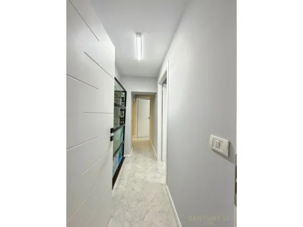 Tirane, jepet me qera ambjent biznesi Kati 1, 58 m² 800 € (Sheshi Skenderbej)