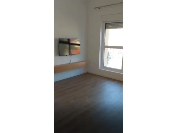 Tirane, jepet me qera apartament 1+1 Kati 7, 62 m² 450 € (Ali Demi)