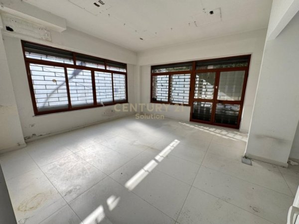 Tirane, jepet me qera ambjent biznesi Kati 1, 65 m² 700 € (Bulevardi Zogu 1)
