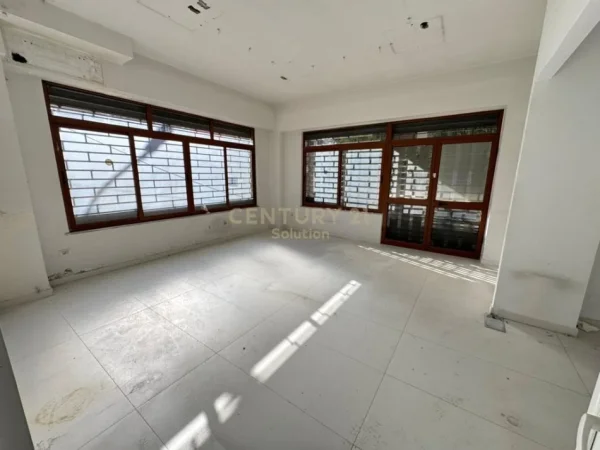 Tirane, jepet me qera ambjent biznesi Kati 1, 65 m² 700 € (Bulevardi Zogu 1)