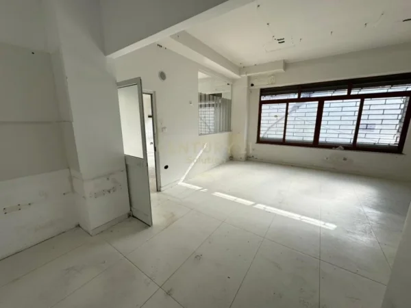 Tirane, jepet me qera ambjent biznesi Kati 1, 65 m² 700 € (Bulevardi Zogu 1)