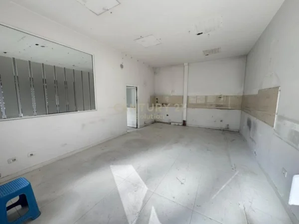 Tirane, jepet me qera ambjent biznesi Kati 1, 65 m² 700 € (Bulevardi Zogu 1)