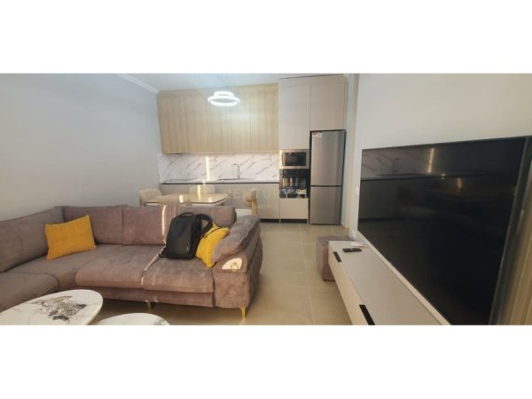 Tirane, jepet me qera apartament 2+1 Kati 1, 97 m² 1.100 € (Liqeni Thate)