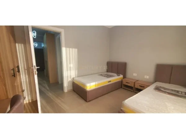 Tirane, jepet me qera apartament 2+1 Kati 1, 97 m² 1.100 € (Liqeni Thate)