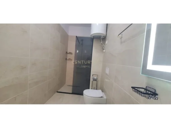 Tirane, jepet me qera apartament 2+1 Kati 1, 97 m² 1.100 € (Liqeni Thate)