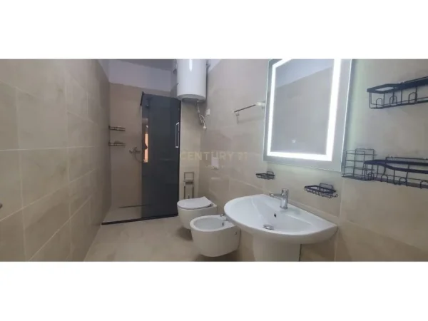 Tirane, jepet me qera apartament 2+1 Kati 1, 97 m² 1.100 € (Liqeni Thate)