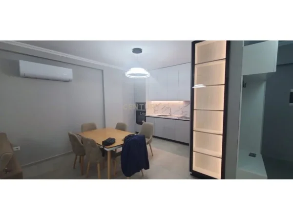 Tirane, jepet me qera apartament 2+1 Kati 3, 115 m² 1.200 € (Liqeni Thate)