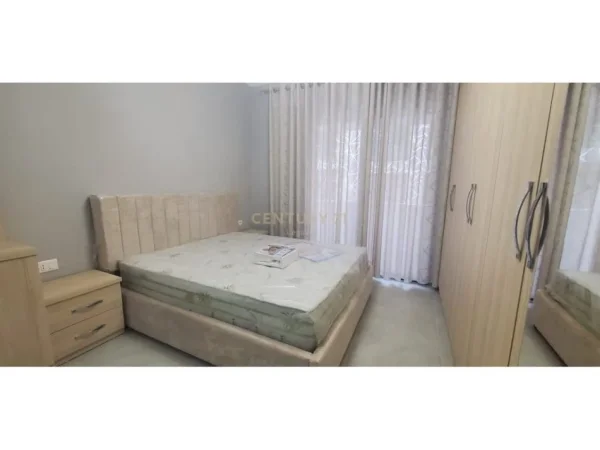 Tirane, jepet me qera apartament 2+1 Kati 3, 115 m² 1.200 € (Liqeni Thate)