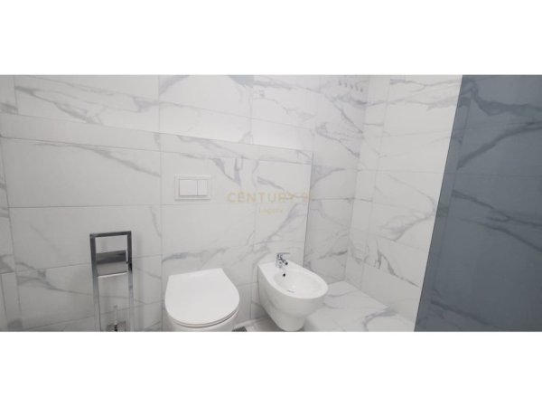 Tirane, jepet me qera apartament 2+1 Kati 3, 115 m² 1.200 € (Liqeni Thate)