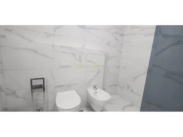 Tirane, jepet me qera apartament 2+1 Kati 3, 115 m² 1.200 € (Liqeni Thate)