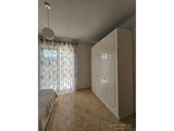 Tirane, jepet me qera apartament 3+1+Ballkon Kati 4, 142 m² 1.300 € (Liqeni Thate)