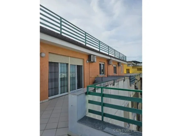 Tirane, jepet me qera apartament 3+1+Ballkon Kati 4, 142 m² 1.300 € (Liqeni Thate)