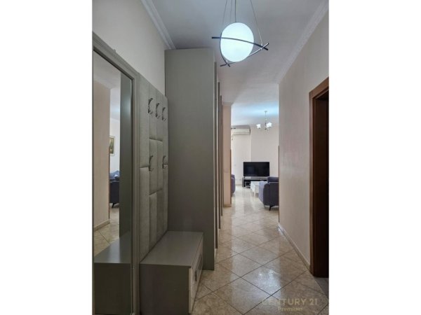 Tirane, jepet me qera apartament 3+1+Ballkon Kati 4, 142 m² 1.300 € (Liqeni Thate)