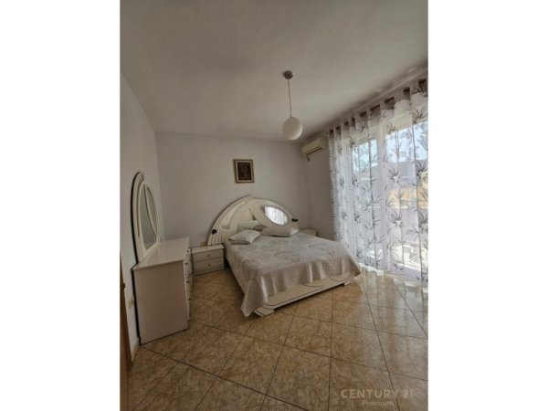Tirane, jepet me qera apartament 3+1+Ballkon Kati 4, 142 m² 1.300 € (Liqeni Thate)