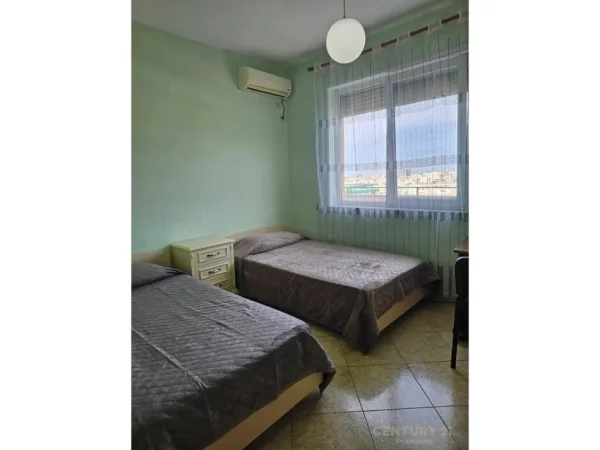 Tirane, jepet me qera apartament 3+1+Ballkon Kati 4, 142 m² 1.300 € (Liqeni Thate)