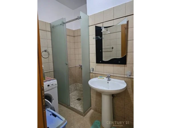 Tirane, jepet me qera apartament 3+1+Ballkon Kati 4, 142 m² 1.300 € (Liqeni Thate)
