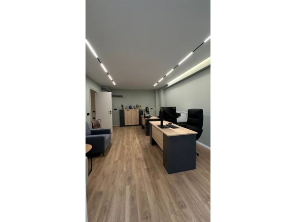 Tirane, jepet me qera zyre Kati 4, 102 m² 900 € (Liqeni Thate)