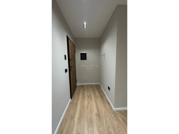 Tirane, jepet me qera zyre Kati 4, 102 m² 900 € (Liqeni Thate)