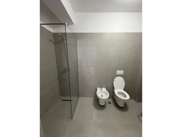 Tirane, jepet me qera apartament 2+1 Kati 2, 109 m² 800 € 