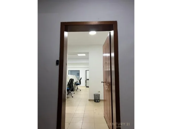 Tirane, jepet me qera zyre Kati 1, 107 m² 750 € (Pazari Ri)