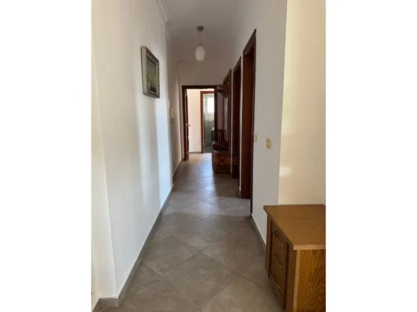 Tirane, jepet me qera apartament 2+1 Kati 2, 90 m² 500 € (Rruga e Kavajes , Prane Delijorgjit)