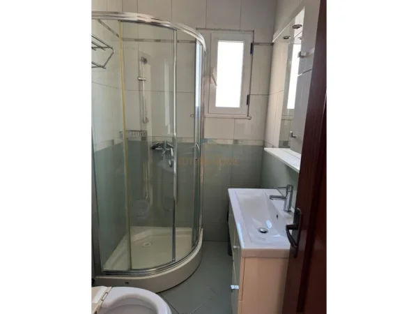 Tirane, jepet me qera apartament 2+1 Kati 2, 90 m² 500 € (Rruga e Kavajes , Prane Delijorgjit)