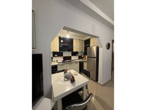 Tirane, jepet me qera apartament 3+1+Ballkon Kati 1, 98 m² 550 € 