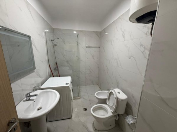 Tirane, jepet me qera apartament 1+1 , 450 € 