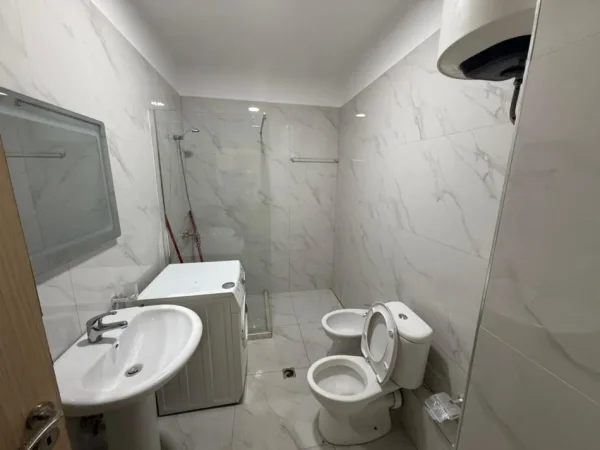Tirane, jepet me qera apartament 1+1 , 450 € 