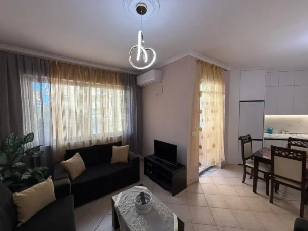 Tirane, jepet me qera apartament 1+1 , 450 € 