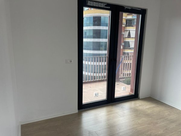 Tirane, jepet me qera zyre Kati 4, 124 m² 850 € 