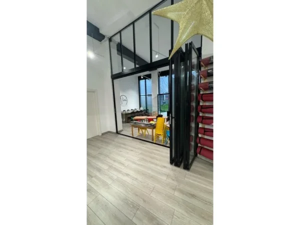 Tirane, jepet me qera ambjent biznesi Kati 0, 109 m² 1.500 € (Jordan Misja)