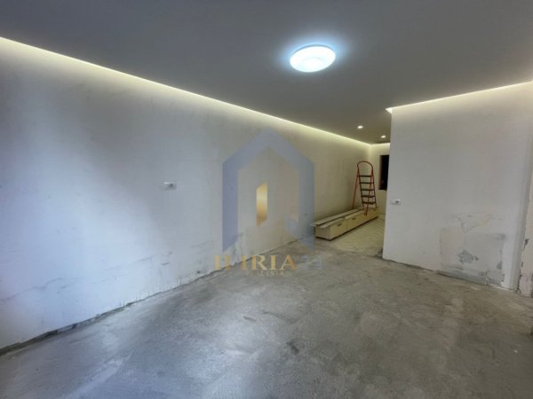 Tirane, shitet apartament 2+1+Ballkon Kati 2, 106 m² 120.000 € (Pallatet e verdha)