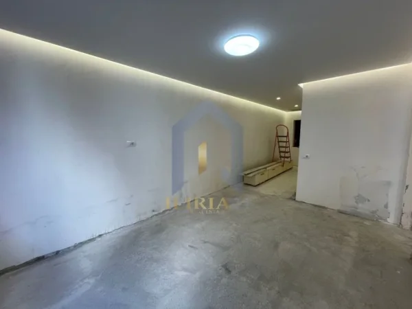 Tirane, shitet apartament 2+1+Ballkon Kati 2, 106 m² 120.000 € (Pallatet e verdha)