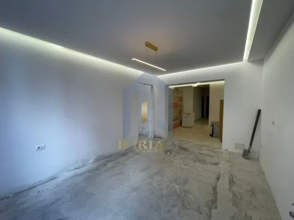 Tirane, shitet apartament 2+1+Ballkon Kati 2, 106 m² 120.000 € (Pallatet e verdha)