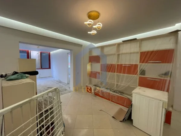 Tirane, shitet apartament 2+1+Ballkon Kati 2, 106 m² 120.000 € (Pallatet e verdha)