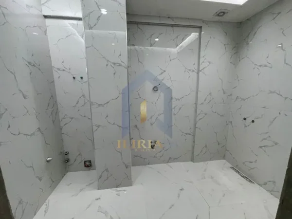 Tirane, shitet apartament 2+1+Ballkon Kati 2, 106 m² 120.000 € (Pallatet e verdha)