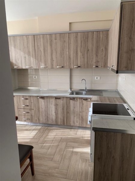 Tirane, jepet me qera apartament 2+1 Kati 2, 82 m² 700 € (Ish Parku i Autobuzeve)