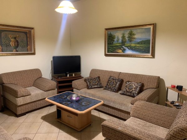 Tirane, jepet me qera apartament 1+1 Kati 1, 60 m² 400 € (Rruga Siri Kodra.)