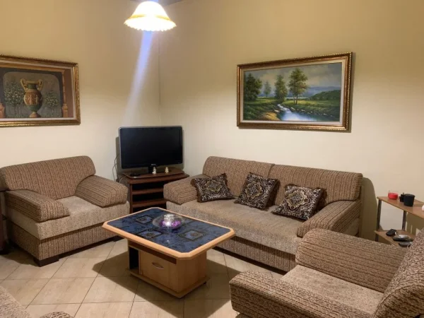 Tirane, jepet me qera apartament 1+1 Kati 1, 60 m² 400 € (Rruga Siri Kodra.)