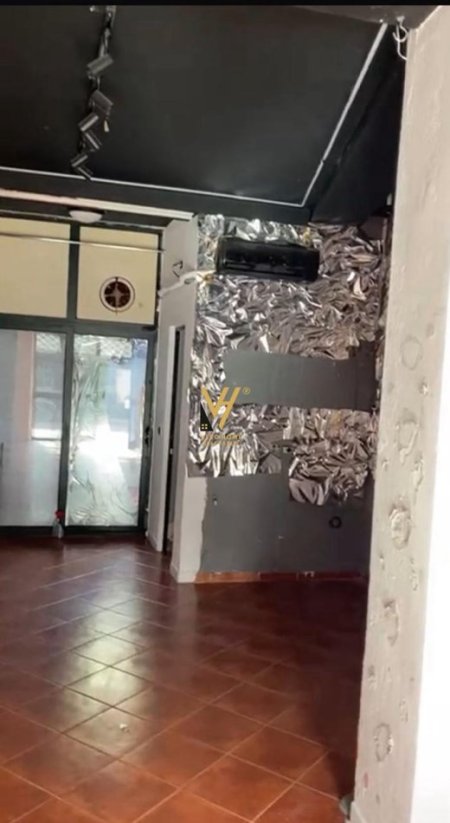 Tirane, jepet me qera dyqan Kati 0, 42 m² 400 € (RRUGA 4 DESHMORET)
