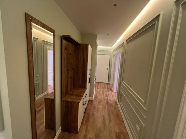 Tirane, jepet me qera apartament 3+1+Aneks+Ballkon Kati 7, 140 m² 1.200 € (porcelan , kinostudio)