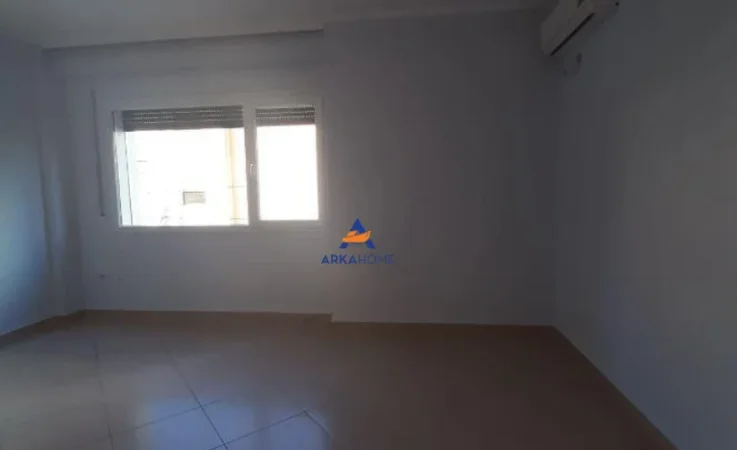 Tirane, jepet me qera ambjent biznesi Kati 0, 95 m² 800 € (QENDER)