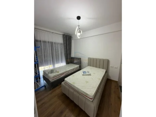 Tirane, jepet me qera apartament 2+1+Ballkon Kati 2, 110 m² 800 € (Liqeni i Thate)