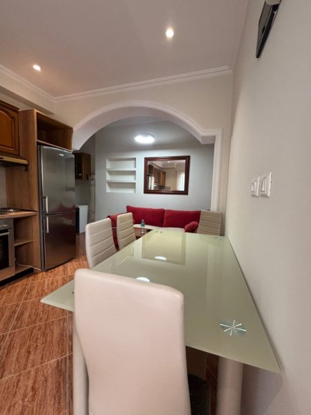 Tirane, jepet me qera apartament 1+1+Ballkon Kati 1, 60 m² 450 € (Rruga 5 Maj)