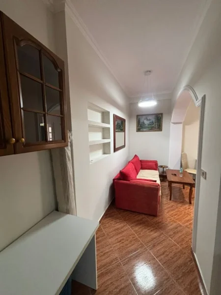 Tirane, jepet me qera apartament 1+1+Ballkon Kati 1, 60 m² 450 € (Rruga 5 Maj)