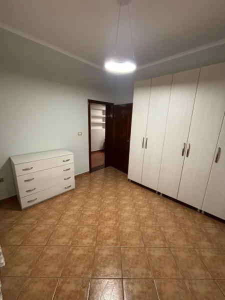 Tirane, jepet me qera apartament 1+1+Ballkon Kati 1, 60 m² 450 € (Rruga 5 Maj)