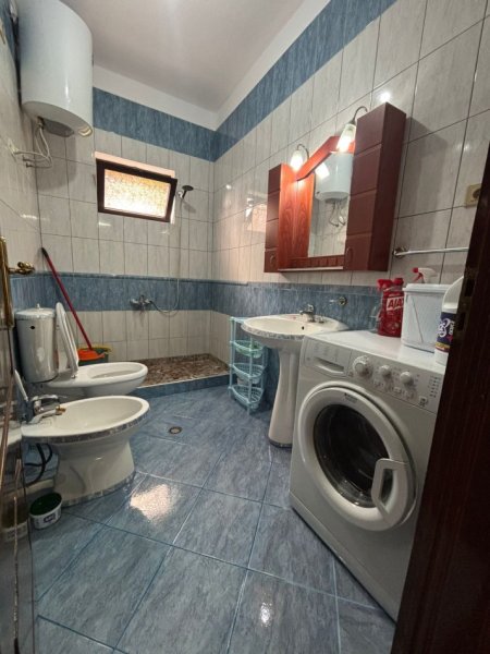 Tirane, jepet me qera apartament 1+1+Ballkon Kati 1, 60 m² 450 € (Rruga 5 Maj)